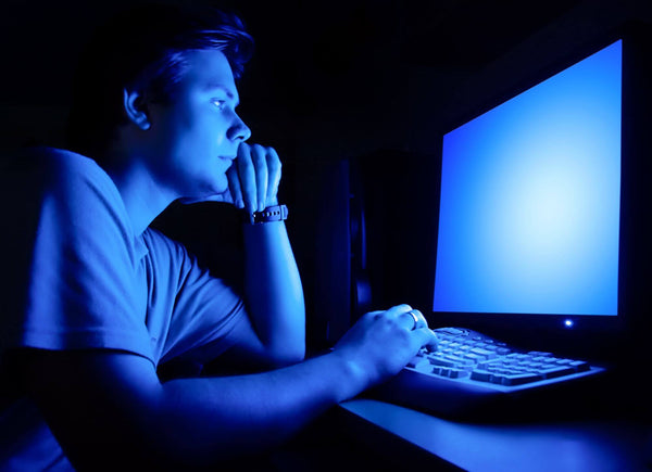 Comment se proteger de la lumière bleue nocivice des écrans d'ordinateur